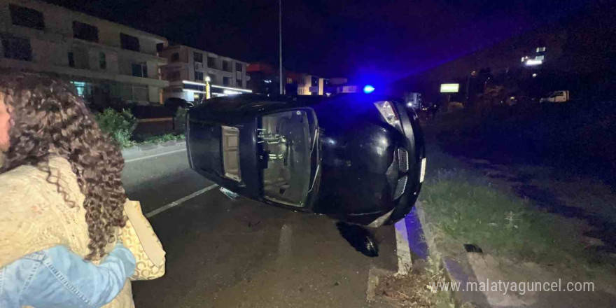 Sinop’ta kontrolden çıkan araç yan yattı