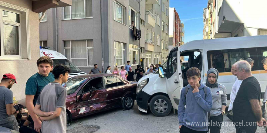 Sinop’ta okul servisi ile otomobil çarpıştı: 7 öğrenci yaralandı