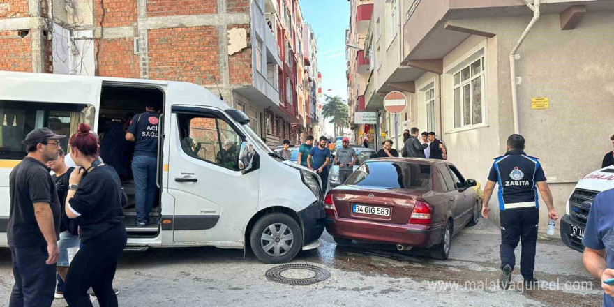 Sinop’ta okul servisi ile otomobil çarpıştı: 7 öğrenci yaralandı