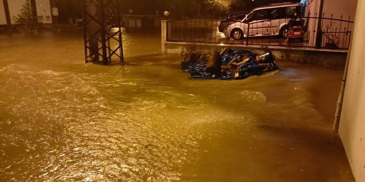 Sinop’ta şiddetli yağış taşkınlara yol açtı