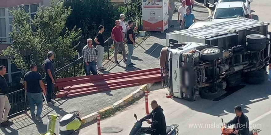 Sinop’ta virajı alamayan kamyonet devrildi