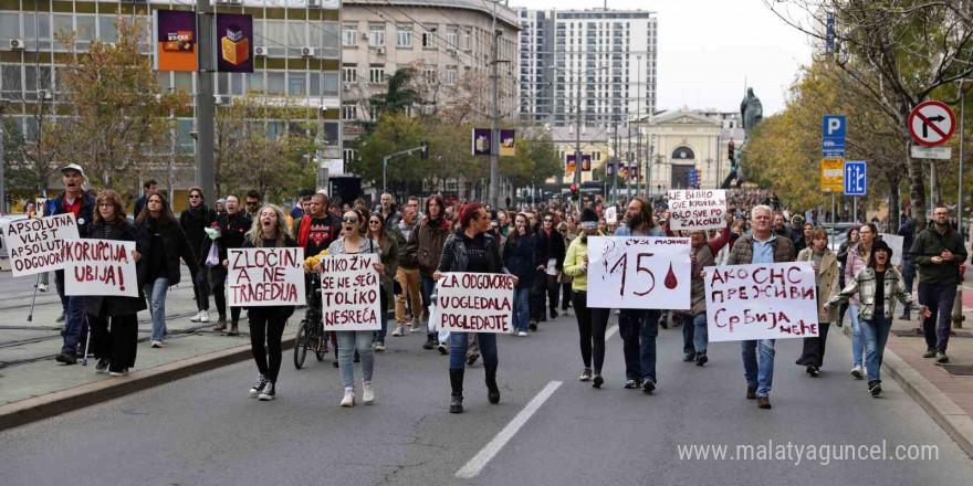 Sırbistan’da tren istasyonunda kaza protesto edildi