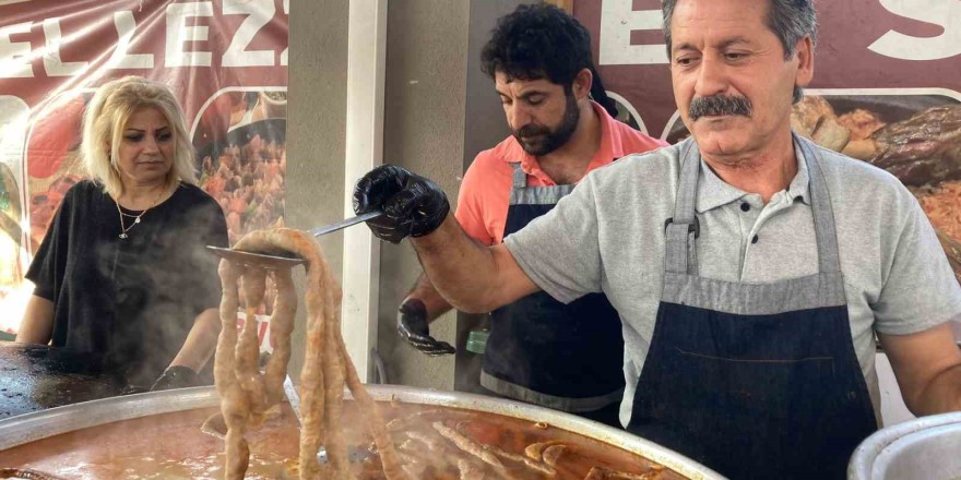 Şırdan yeme yarışmasından renkli görüntüler oluştu