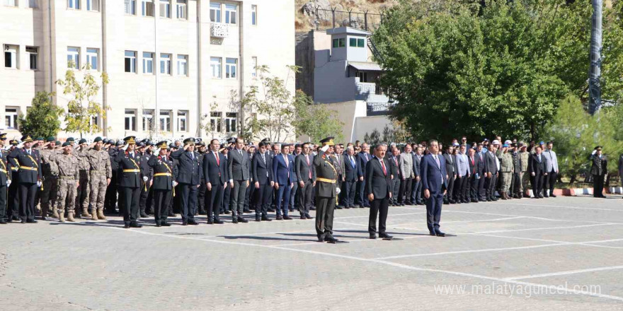 Şırnak’ta Cumhuriyet Bayramı kutlamaları çelenk töreniyle başladı