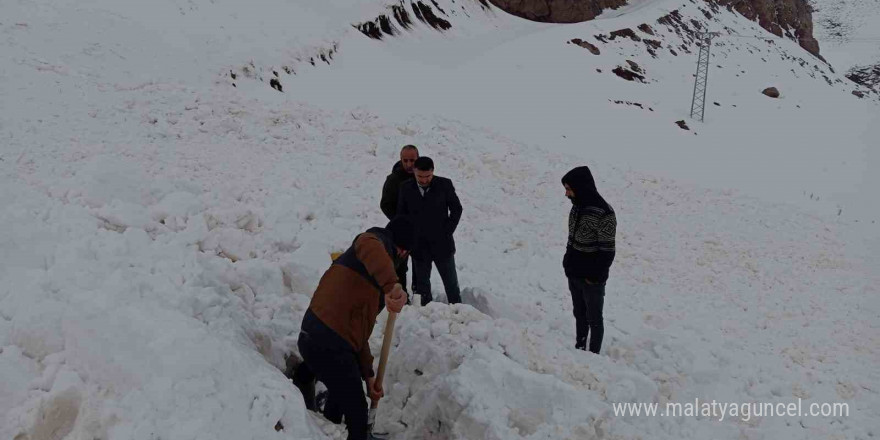 Şırnak’ta kepçe operatörünün ölümden döndüğü çığ anı kamerada