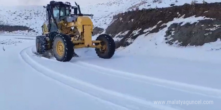 Şırnak’ta mevsimin ilk karı köy yolunu kapattı, ekipler seferber oldu