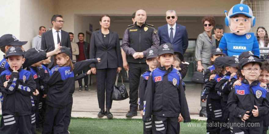 Şırnak’ta polis ve çocuklar gökyüzünü birlikte şenlendirdi