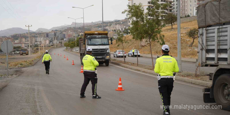 Şırnak’ta trafik ekipleri kurallara uymayan sürücülere ağır cezalar kesti