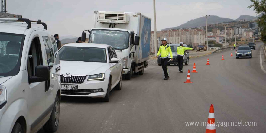 Şırnak’ta trafik ekipleri kurallara uymayan sürücülere ağır cezalar kesti