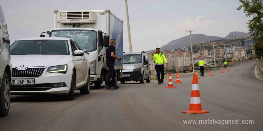 Şırnak’ta trafik ekipleri kurallara uymayan sürücülere ağır cezalar kesti