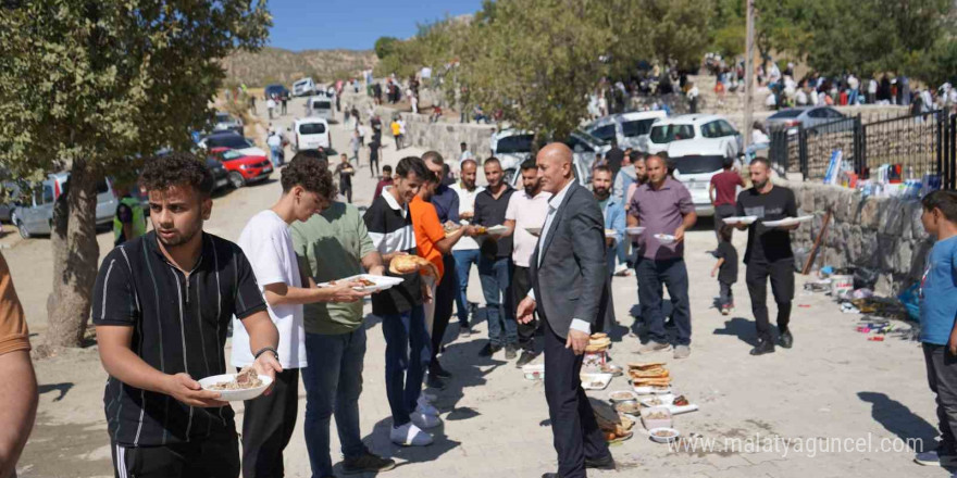 Şırnak’ta yaklaşık 10 bin kişi 300 yıllık gelenek için bir araya geldi