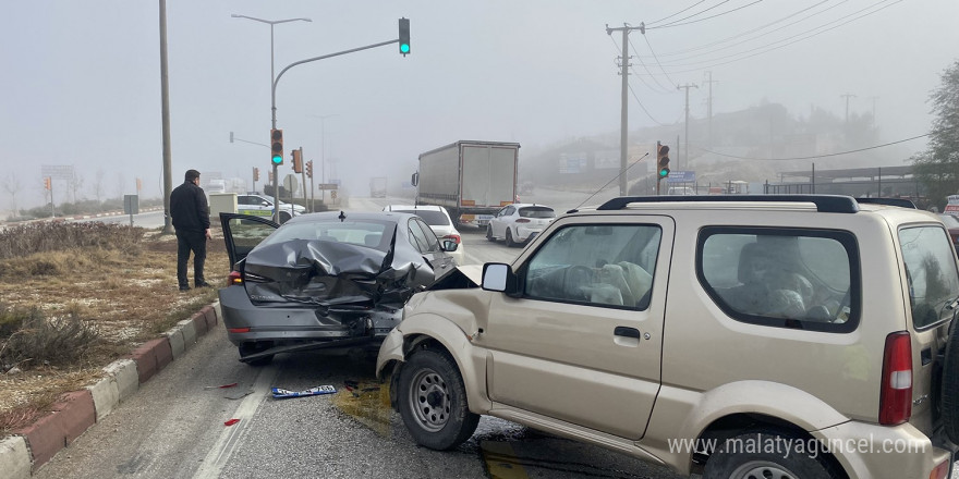 Sisli hava zincirleme kazayı beraberinde getirdi: 2 yaralı