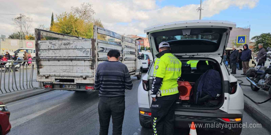 Şişli’de faciadan dönülen kaza kamerada: Açık kalan vinç elektrik tellerini kopardı, trafik levhası yola devrildi