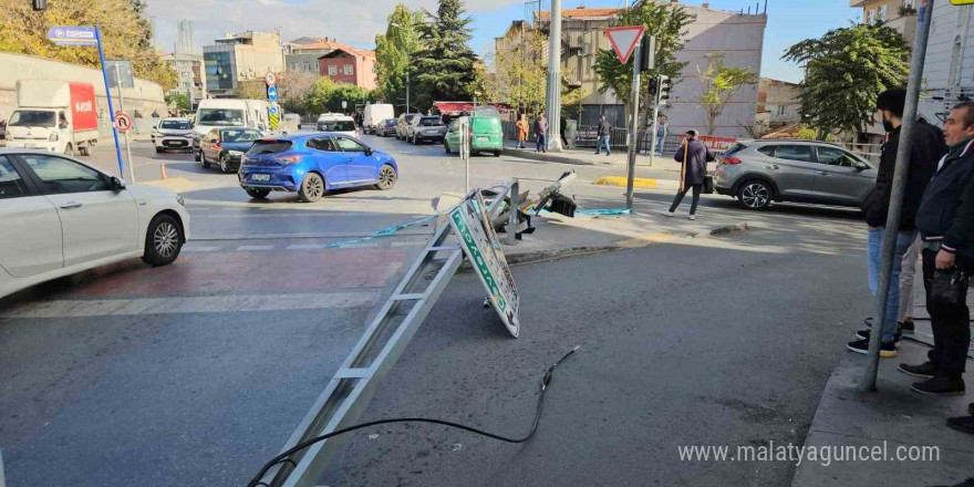 Şişli’de faciadan dönülen kaza kamerada: Açık kalan vinç elektrik tellerini kopardı, trafik levhası yola devrildi