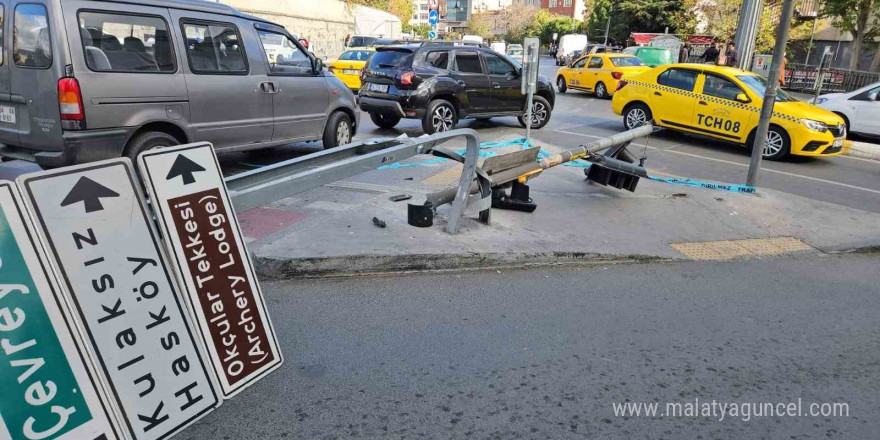 Şişli’de faciadan dönülen kaza kamerada: Açık kalan vinç elektrik tellerini kopardı, trafik levhası yola devrildi