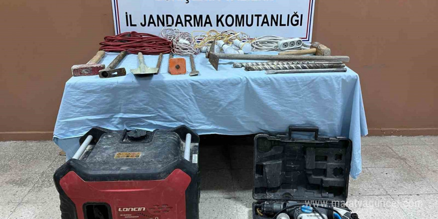 Sit alanında kaçak kazı yapan şahıs jandarma ekiplerince yakalandı