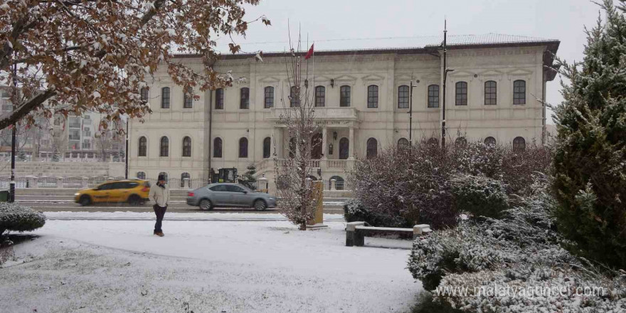 Sivas güne beyaz örtüyle uyandı, ortaya kartpostallık görüntüler çıktı