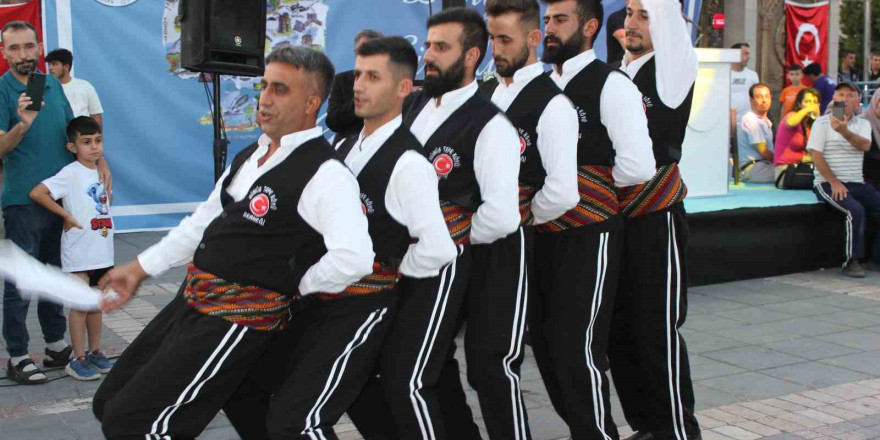 Sivas halayı Kayseri’de sergilendi