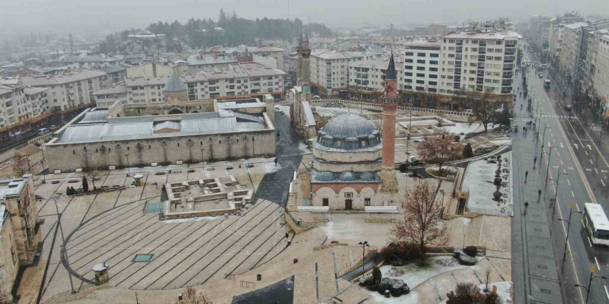 Sivas kara hasret kaldı, az da olsa yağan kar güzel görüntüler oluşturdu