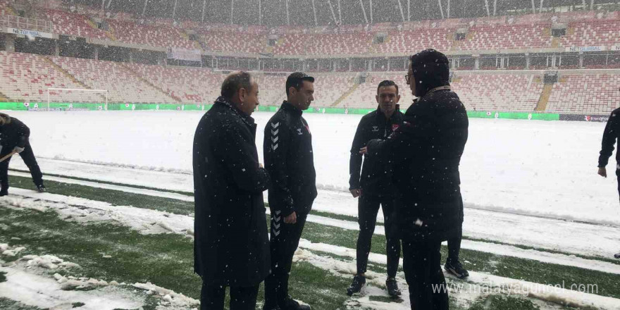 Sivasspor - Kasımpaşa maçının hakemi Burak Pakkan stadyum zeminini inceledi