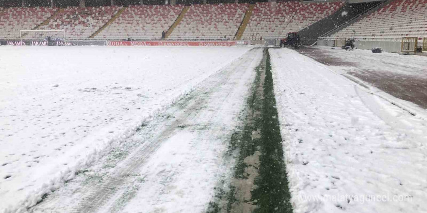 Sivasspor - Kasımpaşa maçının hakemi Burak Pakkan stadyum zeminini inceledi