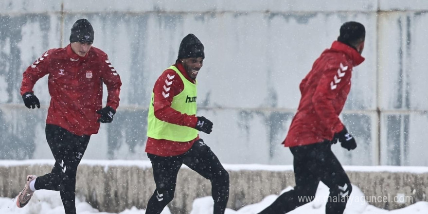 Sivasspor, yoğun kar altında çalıştı