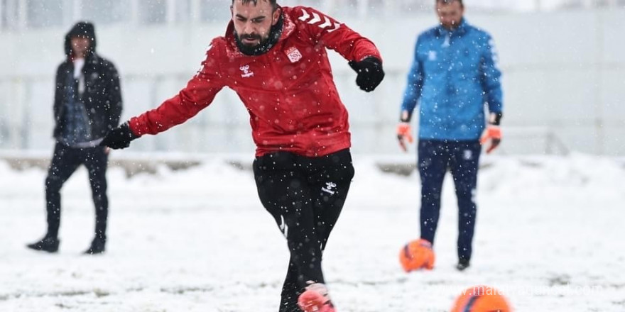 Sivasspor, yoğun kar altında çalıştı