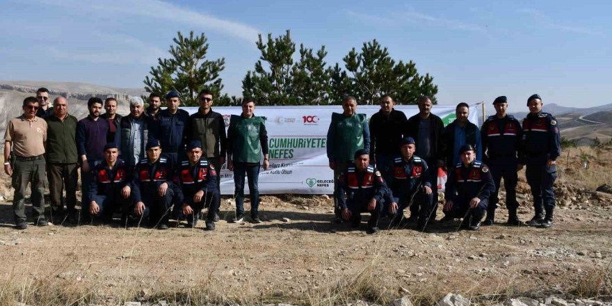 Sivas’ta 65 bin fidan Cumhuriyetin 100’üncü yılında toprakla buluştu