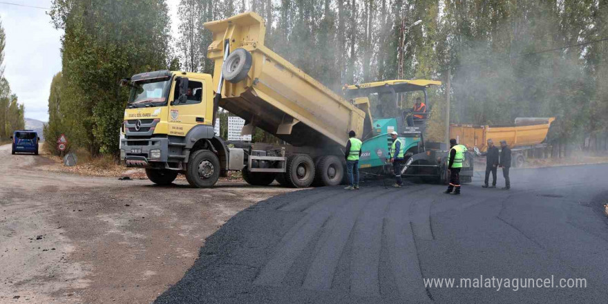 Sivas’ta bağlantı yolları sıcak asfalt kavuşuyor