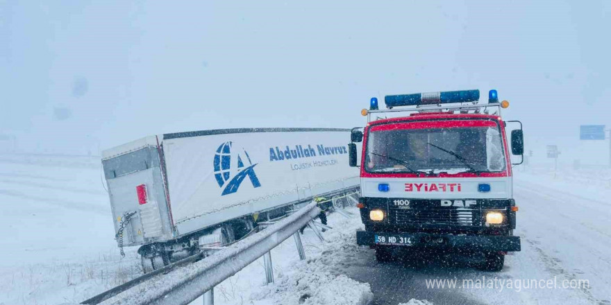 Sivas’ta kar ve kuvvetli fırtına kazayı da beraberinde getirdi: 1 yaralı