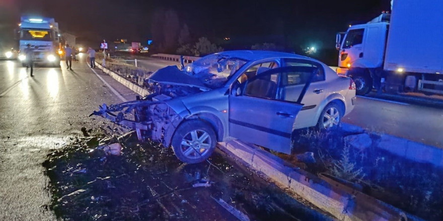 Sivas’ta otomobiller kafa kafaya çarpıştı: 1 ölü 2 yaralı