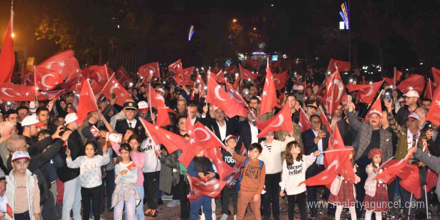 Siverek’te Cumhuriyet’in 101. yılı fener alayıyla kutlandı