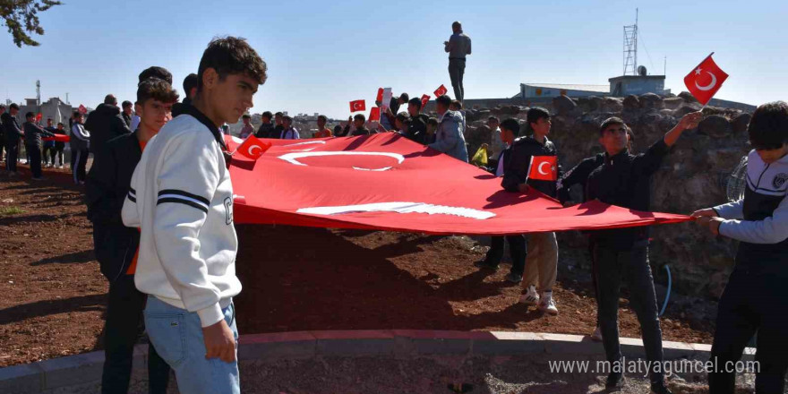 Siverek’te cumhuriyetin 101. yılında 101 öğrenci dev bayrakla kaleye çıktı