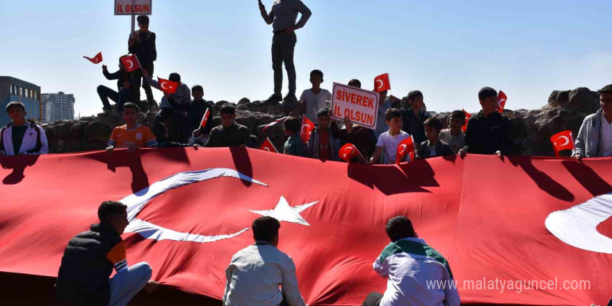 Siverek’te cumhuriyetin 101. yılında 101 öğrenci dev bayrakla kaleye çıktı