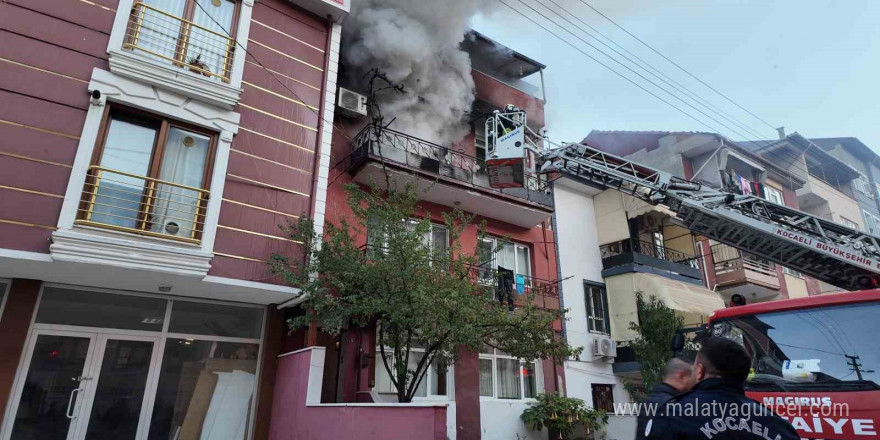 Sobadan çıkan yangında ev alev alev yandı: İtfaiye ekipleri evdeki hayvanları kurtardı