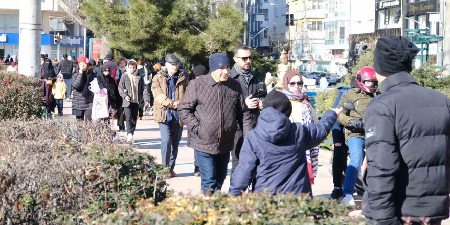 Soğuk havanın etkisinde kalan vatandaşlar güzel havayı görünce sokağa döküldü