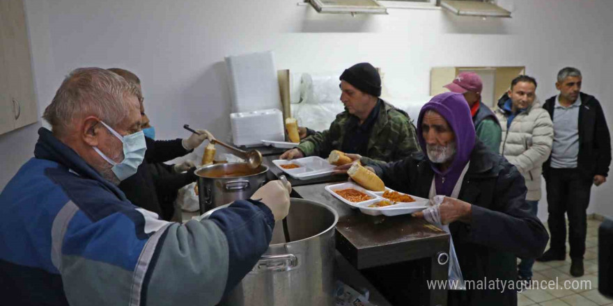 Sokakta kalan evsizleri Büyükşehir kucakladı