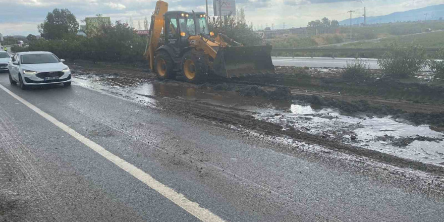 Söke Belediyesi yağış sonrası kapanan karayolunu temizleyerek trafiğe açtı