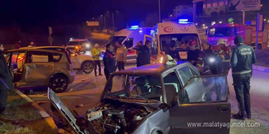 Söke’de trafik kazası: Sürücüler ve yolcular yaralandı