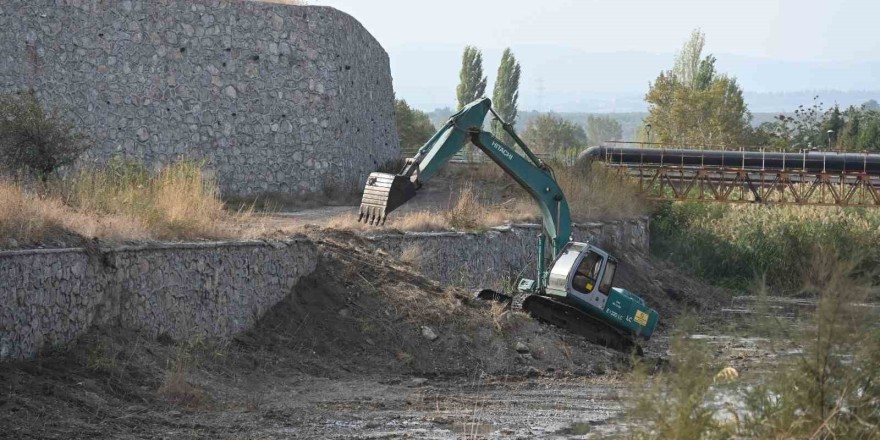 Soma Belediyesinden Bakırçay’da ıslah çalışması