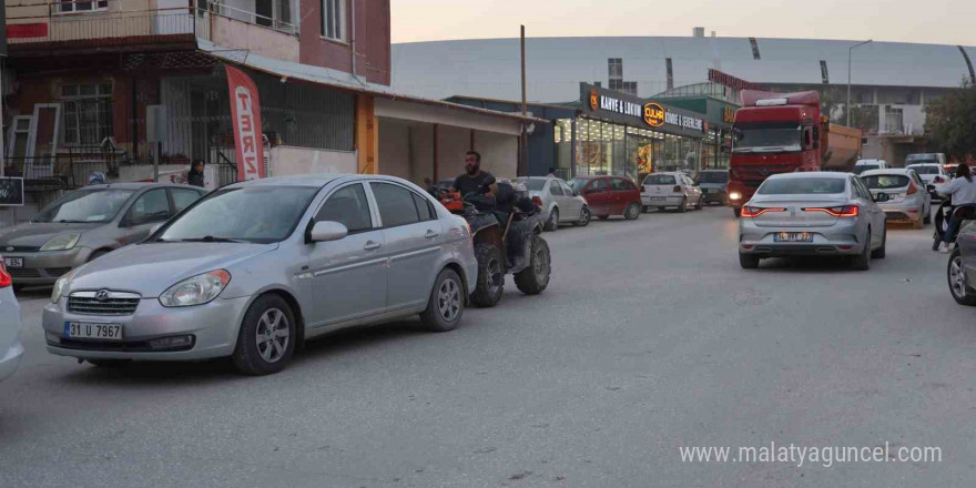 Şov uğruna canını hiçe sayan motosikletli, kaza yapınca arkasına bakmadan kaçtı o anlar kamerada