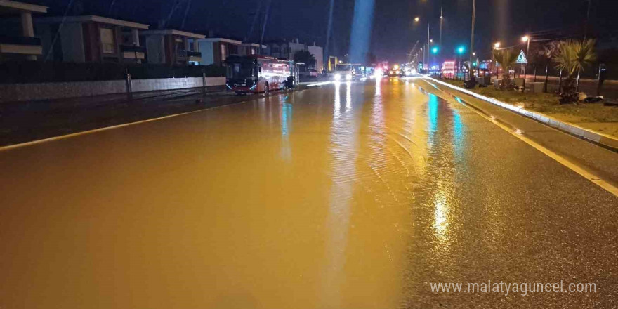 Su baskını nedeniyle trafiğe kapanan İzmir - Çanakkale Karayolu tekrar trafiğe açıldı