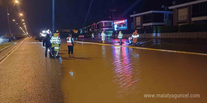 Su baskını nedeniyle trafiğe kapanan İzmir - Çanakkale Karayolu tekrar trafiğe açıldı