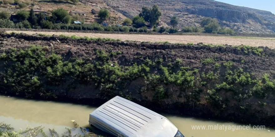 Su kanalına düşen kamyonet sürücüsü yaralandı