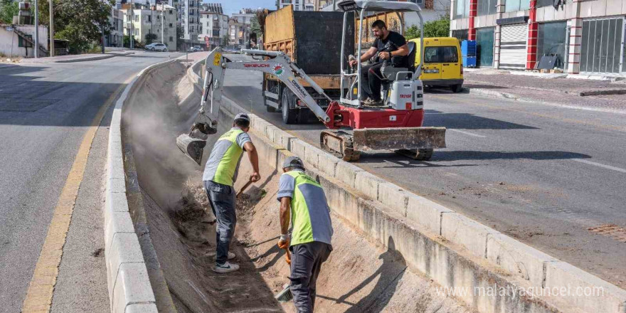 Su taşkını riskine karşı Kepez’de kanallar temizleniyor