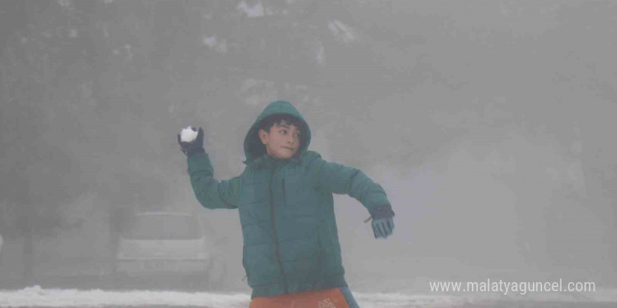 Süleymanlı Yayla Gölünde kar ve sisin birleşimi mest etti