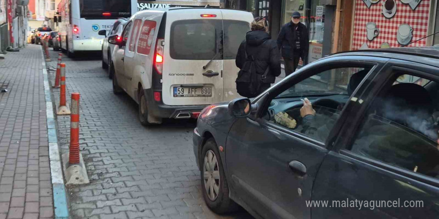 Süleymanpaşa’nın dar sokaklarında trafik çileye dönüşüyor