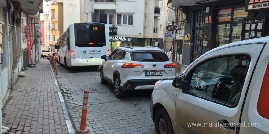 Süleymanpaşa’nın dar sokaklarında trafik çileye dönüşüyor