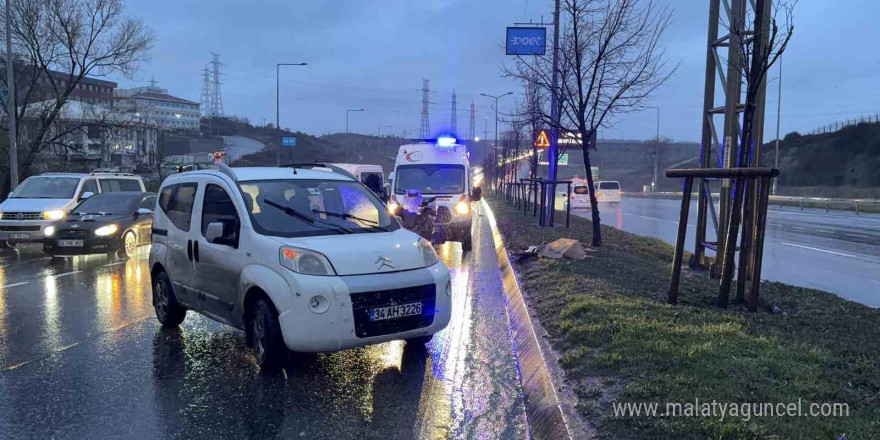 Sultangazi’de hafif ticari araç ile motosiklet çarpıştı: 1 yaralı