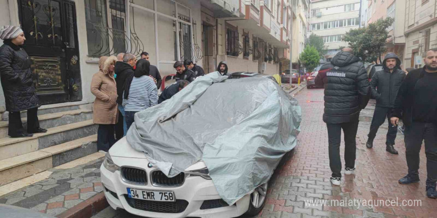 Sultangazi’de üzerine çakıldığı otomobilin cam tavanı kırılınca içine düştü